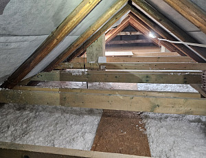 Zateplení stropu rodinného domu pomocí foukané izolace